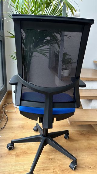 Silla de oficina ergonómica azul