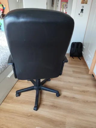 Silla de oficina negra