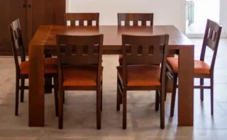 Mesa comedor + 6 sillas madera y tela