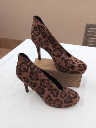 Zapatos de tacón con estampado de leopardo