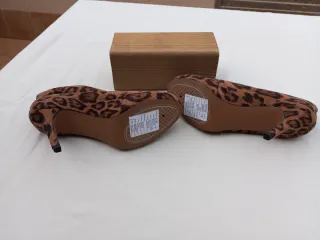 Zapatos de tacón con estampado de leopardo