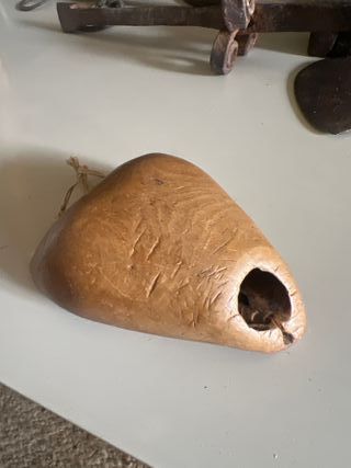 Zoqueta antigua de madera