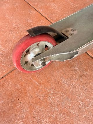 Patinete metálico con agarradores