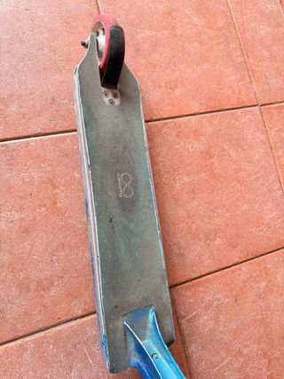 Patinete metálico con agarradores