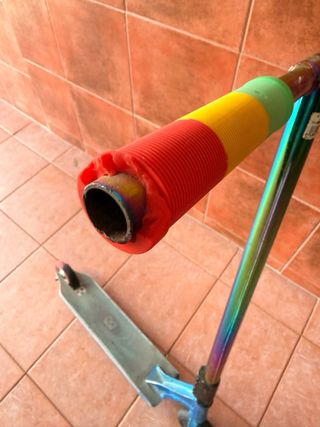 Patinete metálico con agarradores