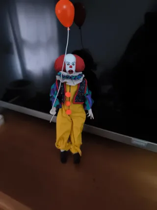 Figura Pennywise con globos