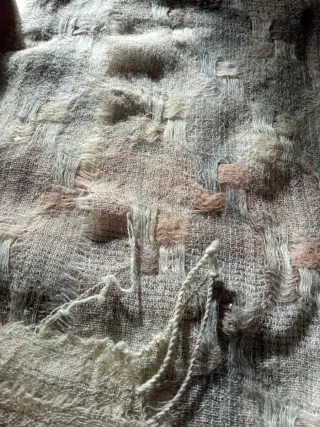 Bufanda beige y gris con flecos