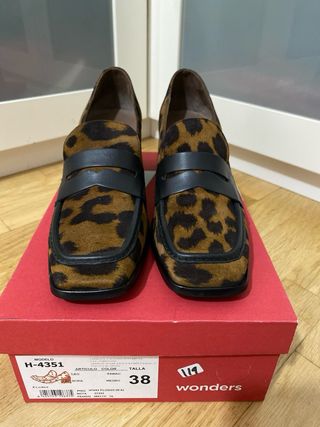 Zapatos Wonders tacón leopardo