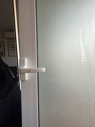 Puerta aluminio blanca con marco