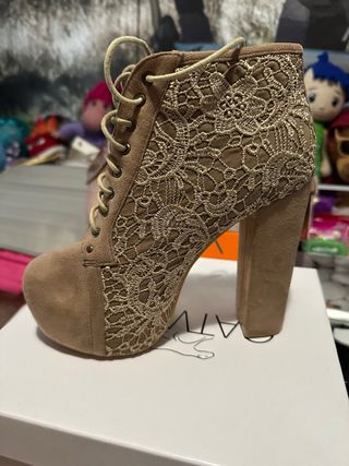 Botines de tacón con encaje marrón y dorado