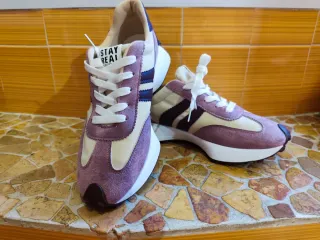 Deportivas moradas y blancas