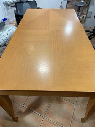 Mesa de comedor de madera
