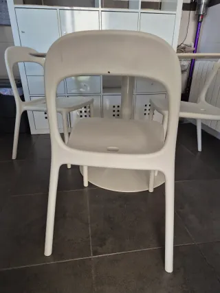 Mesa redonda brillo y 3 sillas Urban