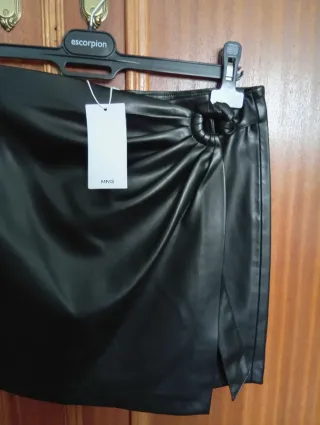 Falda Mango negra efecto piel