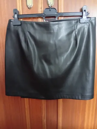 Falda Mango negra efecto piel