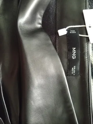 Falda Mango negra efecto piel