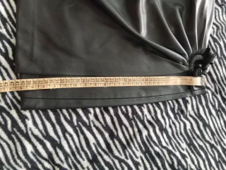 Falda Mango negra efecto piel