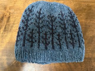 Cappello lana blu con fantasia