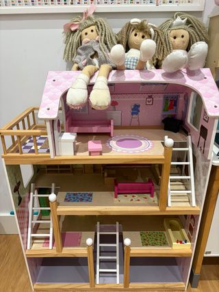 Casa de muñecas de madera rosa
