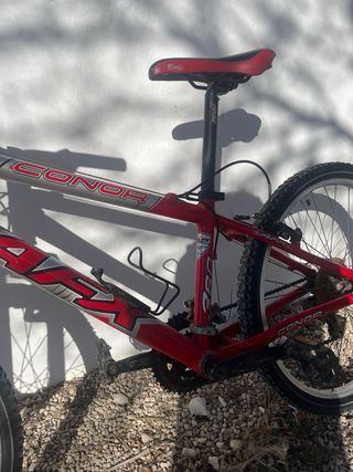 Bicicleta de montaña roja y negra