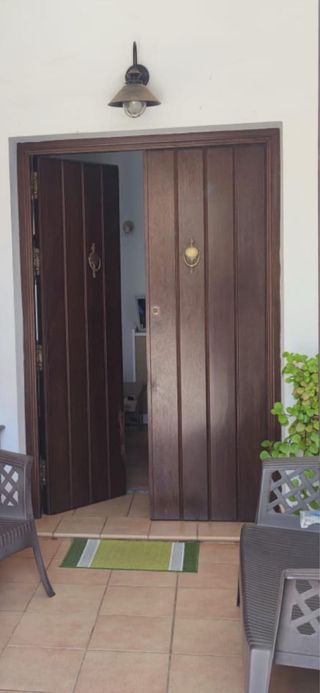 Puerta de madera oscura exterior