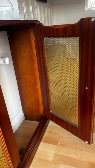 Cubre radiador madera maciza con metal dorado