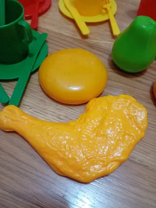 Juego de vajilla y comida de juguete