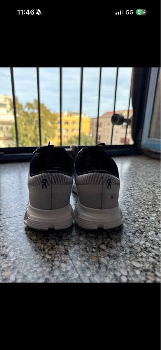 Zapatillas On Running grises y blancas.