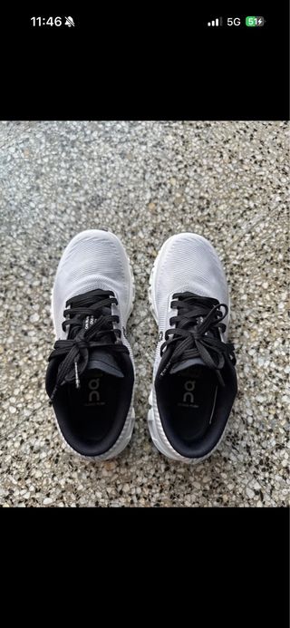 Zapatillas On Running grises y blancas.