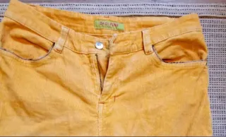 Pantalones pana acampanados hippie amarillos