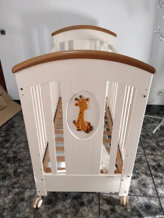 Habitación infantil  cuna y armarios