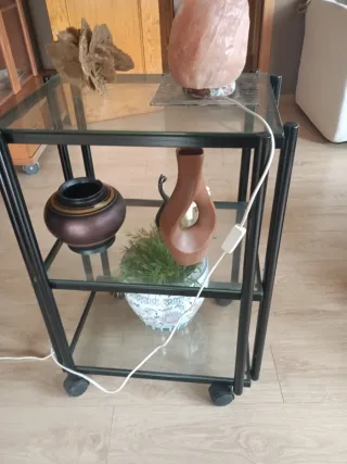 Estantería de cristal y hierro con ruedas