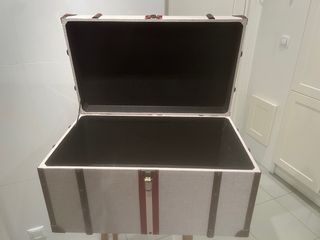 Baúl decorativo beige y rojo