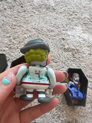 Muñecos Zombies y su Ataúd