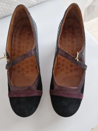 Zapatos Chie Mihara Negros y Morados