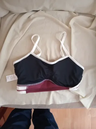 Top deportivo burdeos y blanco