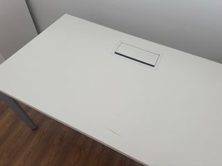 Mesa de trabajo blanca para trabajar con ordenador