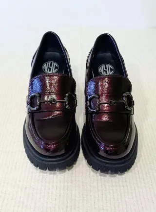 Mocasines charol con hebilla y suela track