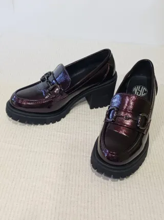 Mocasines charol con hebilla y suela track