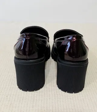 Mocasines charol con hebilla y suela track