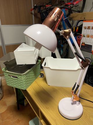 Flexo de mesa blanco y dorado