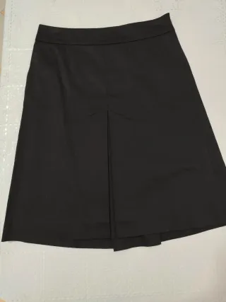 Falda Zara negra con pliegue