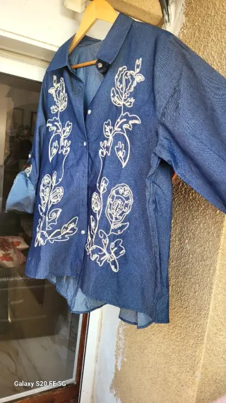Camisa vaquera bordada