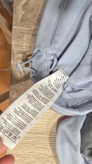 Chaqueta deportiva Reebok azul y gris