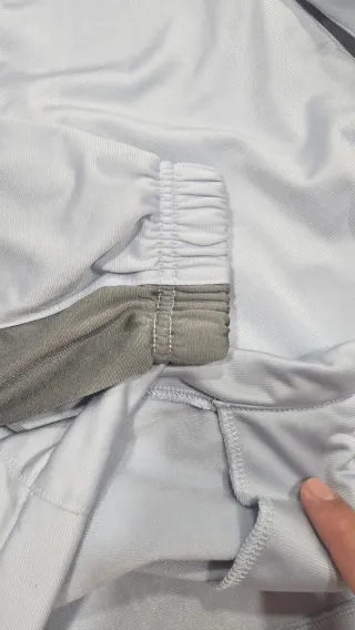 Chaqueta deportiva Reebok azul y gris