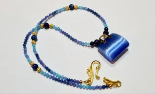 Collar zirconitas bolso azul con detalles dorados