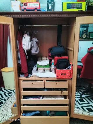 Armario de madera bastante grandecito con relieves