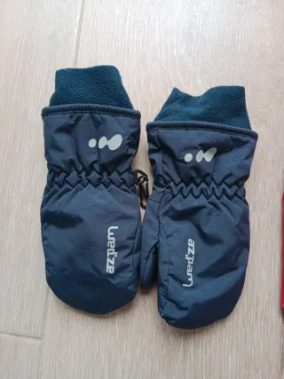 Pantalón y guantes de esquí rojos