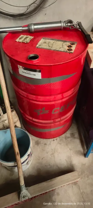 Bidón metálico azul y otro rojo 208 litros