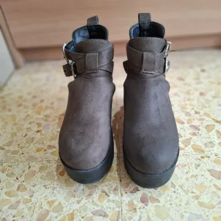 Botines grises con hebillas